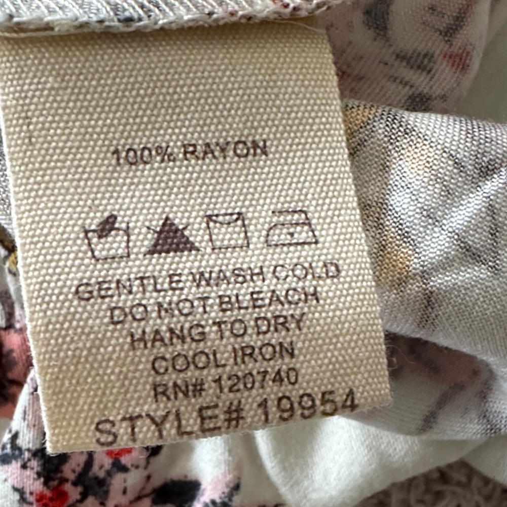 Mystree Floral V-Neck Blouse in Cream and Pink SZ Medium - Picture 6 of 6